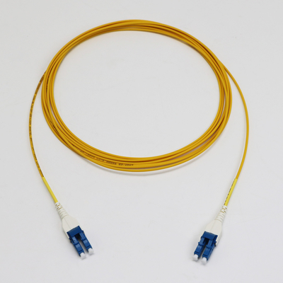 ضياع منخفض LC Uniboot Duplex SingleMode G657.A1 BendInsensitive Duplex 2mm LSZH 0.15dB سلك التصحيح الأصفر