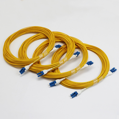 يونيبوت LC Fiber Jumper 1M LC UPC إلى LC UPC وضع واحد G657.A1 BendInsensitive 2mm LSZH خسارة منخفضة 0.15dB سلك التصحيح بالألياف