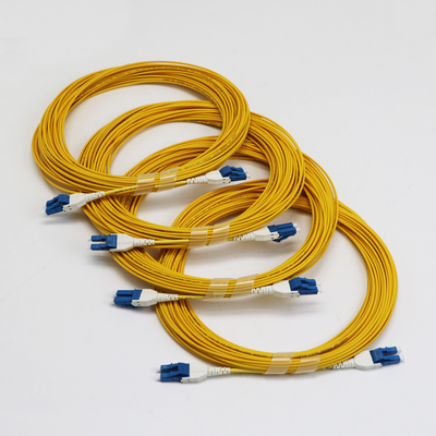 يونيبوت LC Fiber Jumper 1M LC UPC إلى LC UPC وضع واحد G657.A1 BendInsensitive 2mm LSZH خسارة منخفضة 0.15dB سلك التصحيح بالألياف