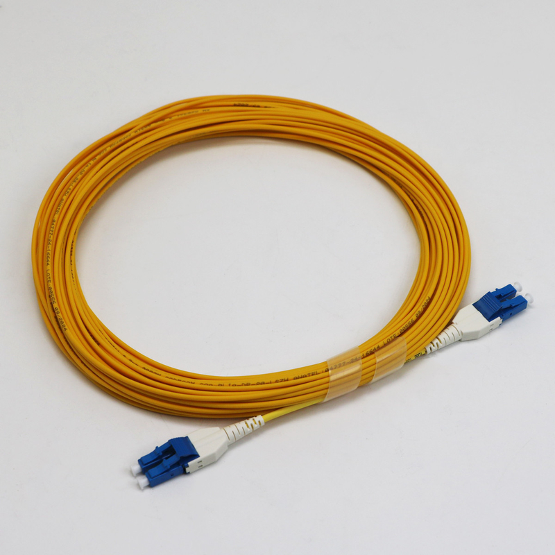 يونيبوت LC Fiber Jumper 1M LC UPC إلى LC UPC وضع واحد G657.A1 BendInsensitive 2mm LSZH خسارة منخفضة 0.15dB سلك التصحيح بالألياف